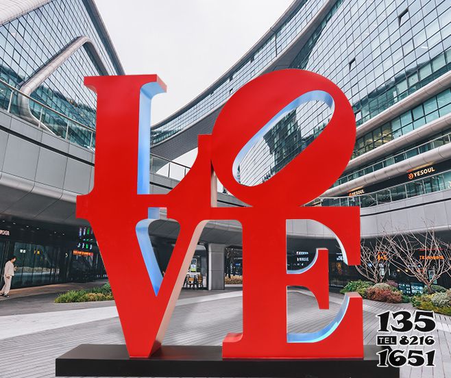 LOVE雕塑-大型商场里摆放的红色的玻璃钢创意LOVE雕塑高清图片