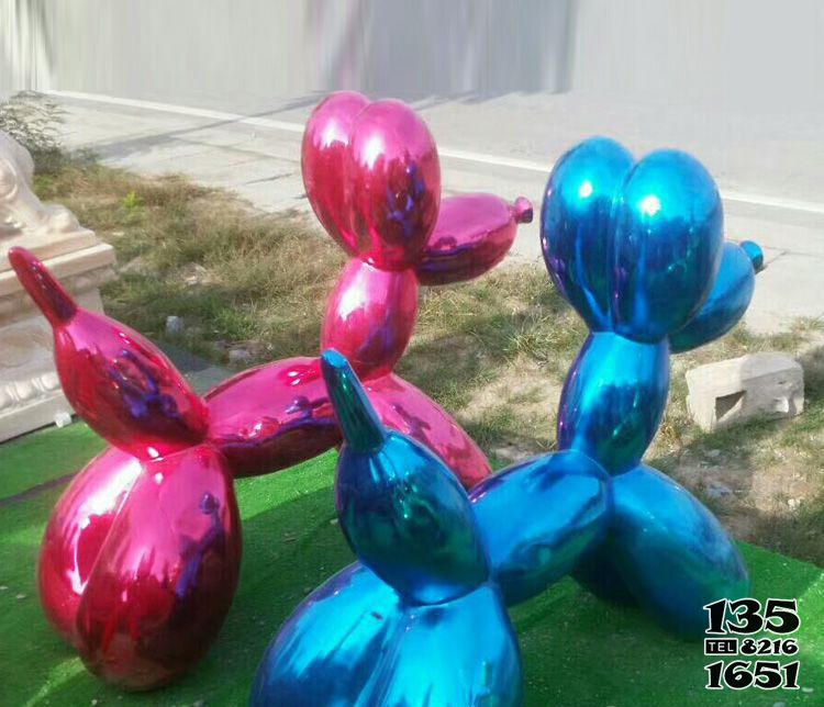 狗狗雕塑-庭院玻璃钢彩绘卡通气球狗雕塑高清图片