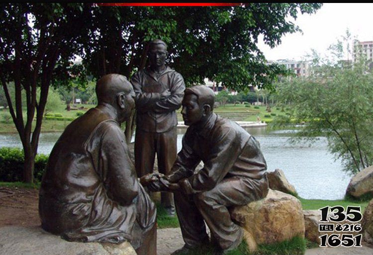老人雕塑-广场铜雕聊天的老人雕塑高清图片