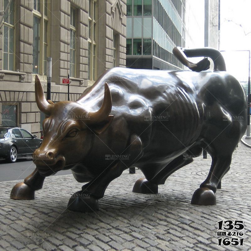 牛雕塑-城市街道大型仿真动物玻璃钢仿铜奔跑的牛雕塑高清图片