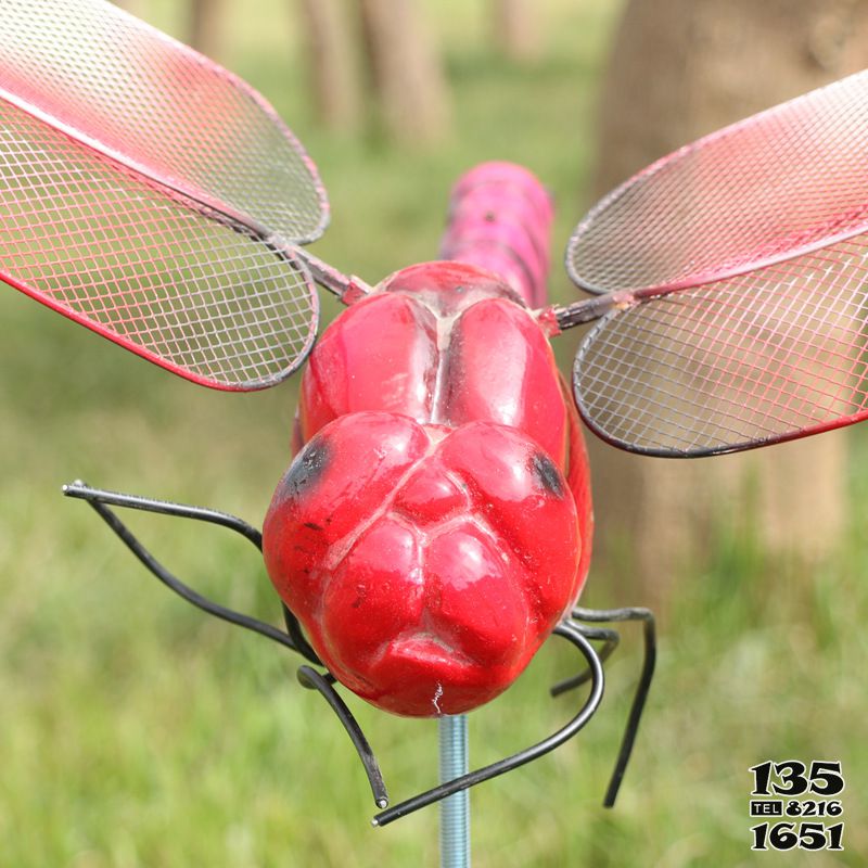 蜻蜓雕塑-农场池塘摆放卡通红色玻璃钢蜻蜓雕塑高清图片