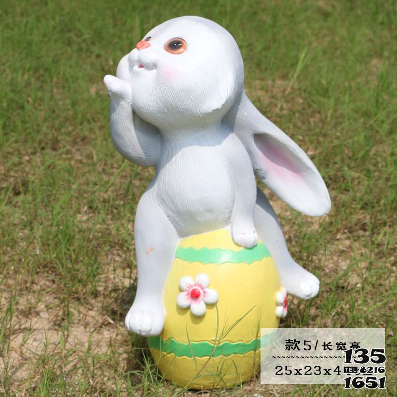 兔子雕塑-幼儿园一只玩耍的白色玻璃钢兔子雕塑高清图片
