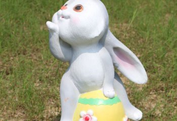 兔子雕塑-幼儿园一只玩耍的白色玻璃钢兔子雕塑