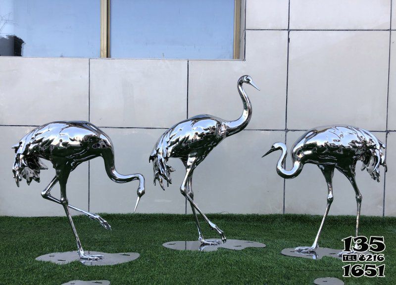 仙鹤雕塑-景区街道创意仿真动物景观不锈钢镜面仙鹤雕塑高清图片
