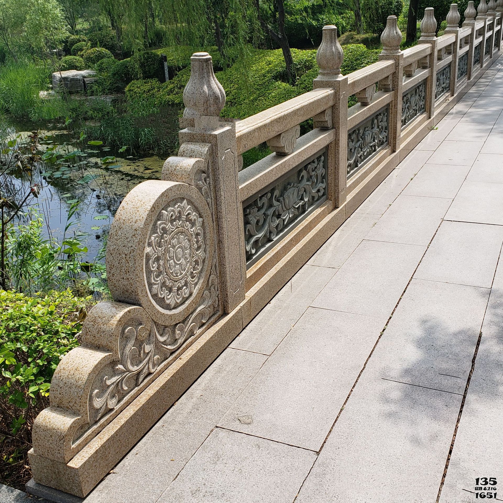 栏杆栏板雕塑-公园景观花岗岩镂空桥栏杆装饰摆件高清图片