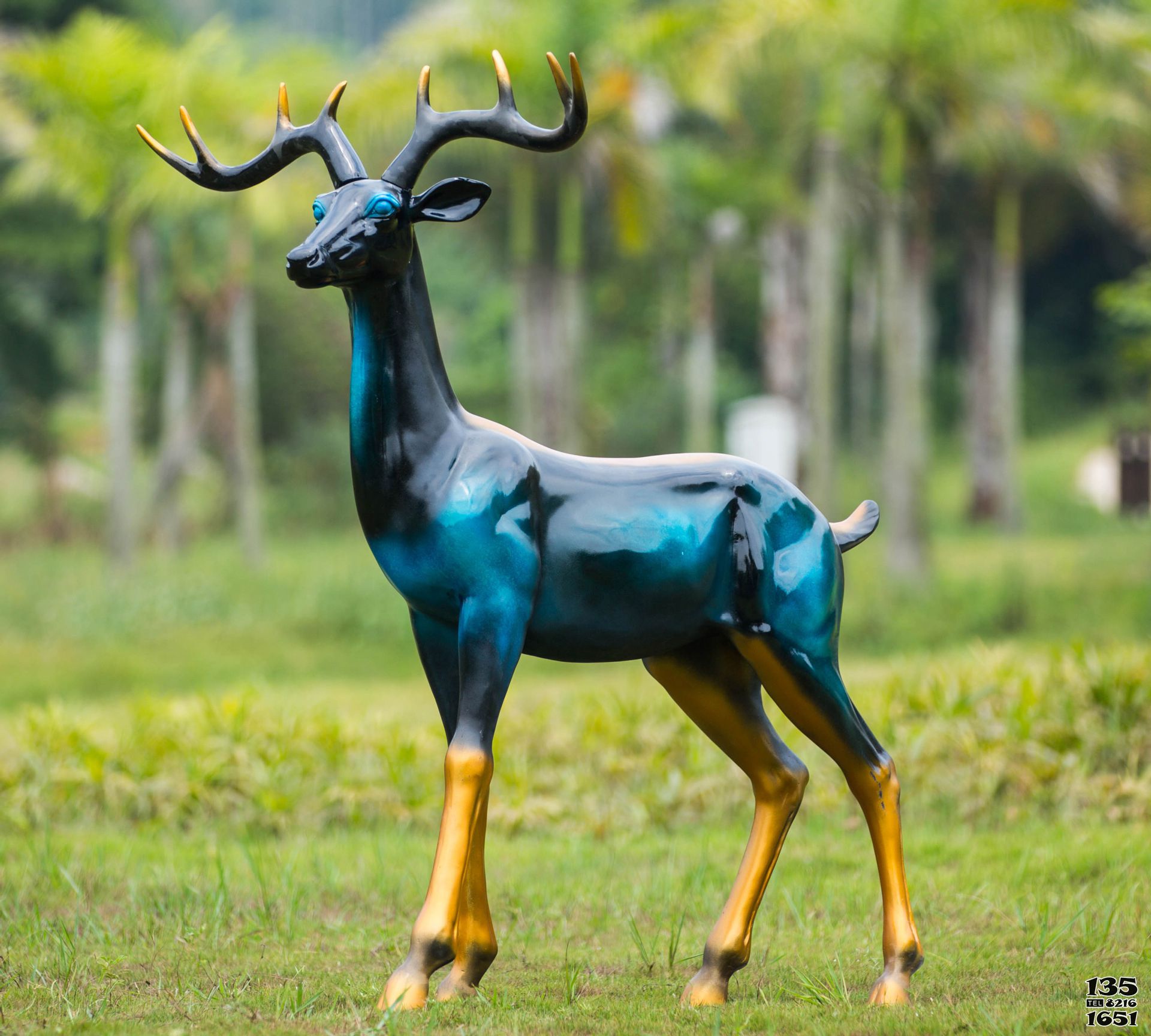 梅花鹿雕塑-公园大型户外景观仿真动物玻璃钢彩绘梅花鹿雕塑