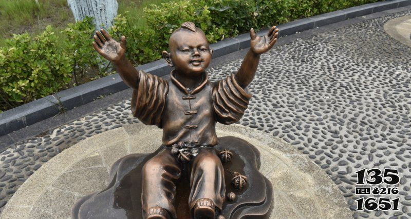儿童雕塑-公园小男孩和核桃人物铜雕儿童雕塑高清图片