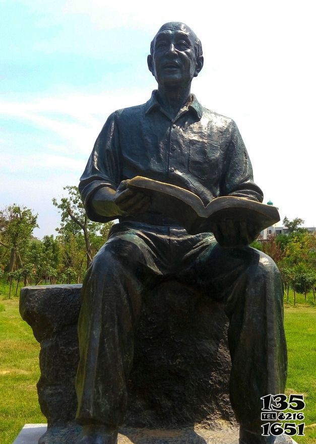 读书雕塑-户外铜雕坐着石头上读书雕塑高清图片