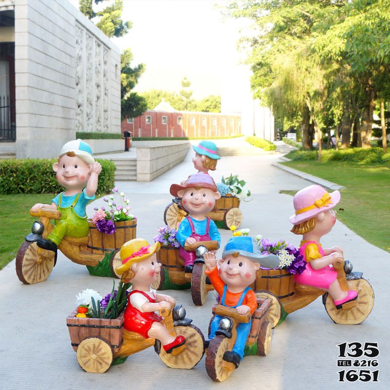 花园娃娃雕塑-户外园林玻璃仿真童趣彩绘骑车的花园娃娃雕塑高清图片