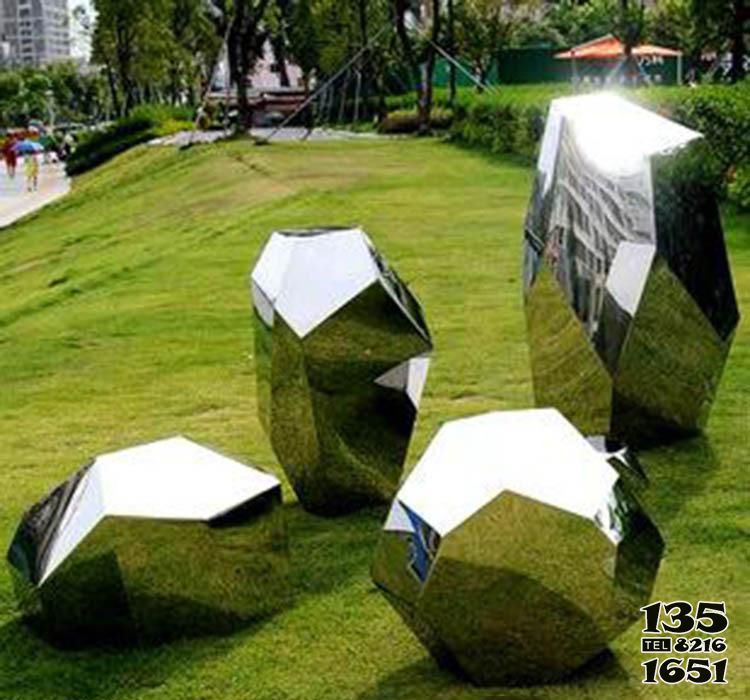 石头雕塑-公园摆放四个不锈钢镜面石头雕塑高清图片