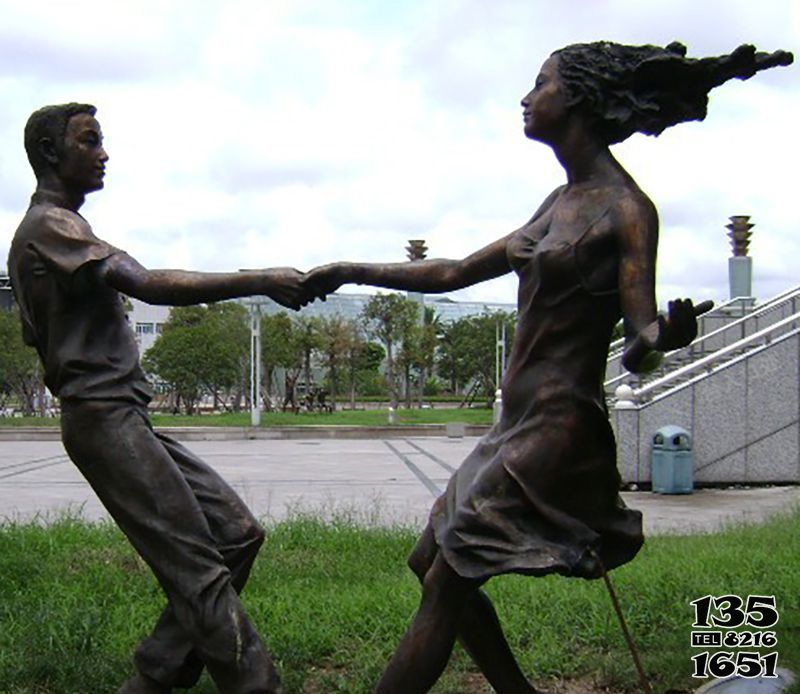 跳舞蹈雕塑-公园广场跳舞人物景观玻璃钢仿铜雕高清图片