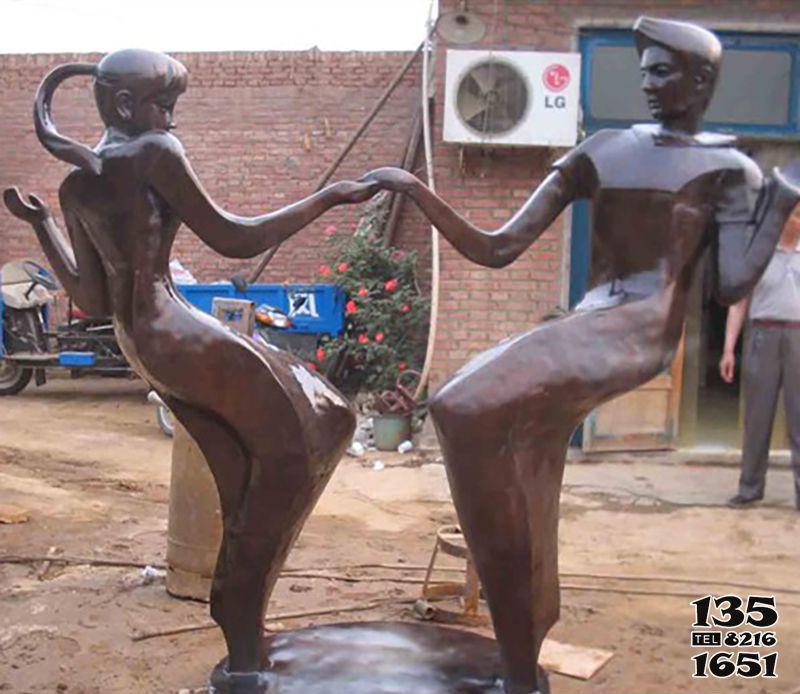 跳舞蹈雕塑-广场花园情侣跳舞抽象人物玻璃钢仿铜雕塑