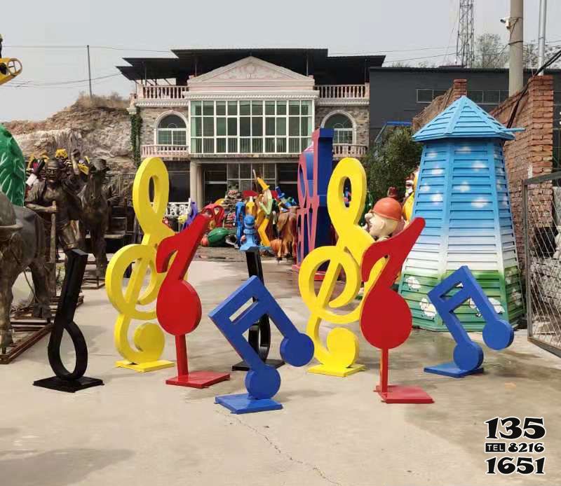 音符雕塑-游乐场摆放多个色彩斑斓的不锈钢音符雕塑高清图片