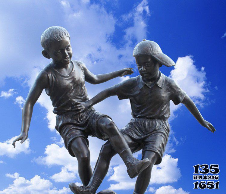 足球雕塑-儿童踢球校园玻璃钢仿铜景观雕塑高清图片