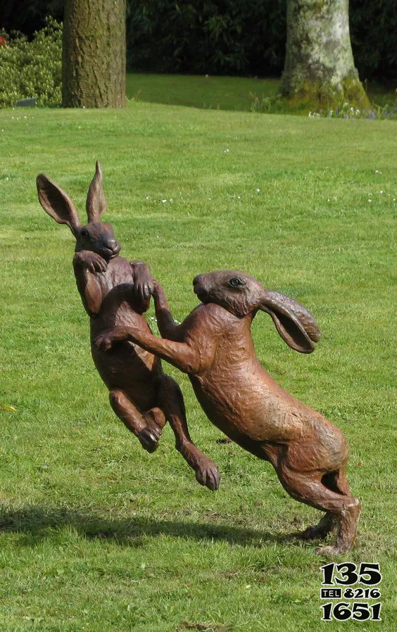 兔子雕塑-公园草坪不锈钢仿铜跳跃玩耍的兔子雕塑高清图片