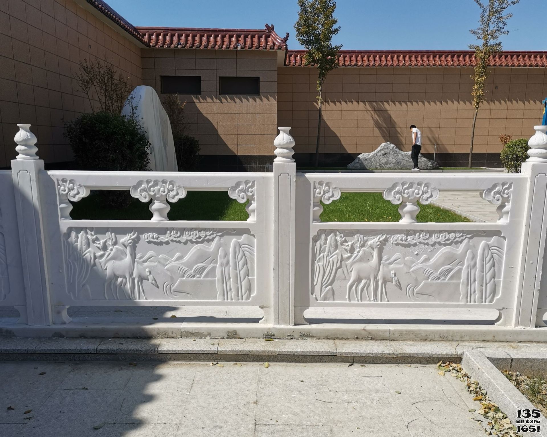 栏杆栏板雕塑-汉白玉浮雕工艺动物庭院栏杆装饰高清图片