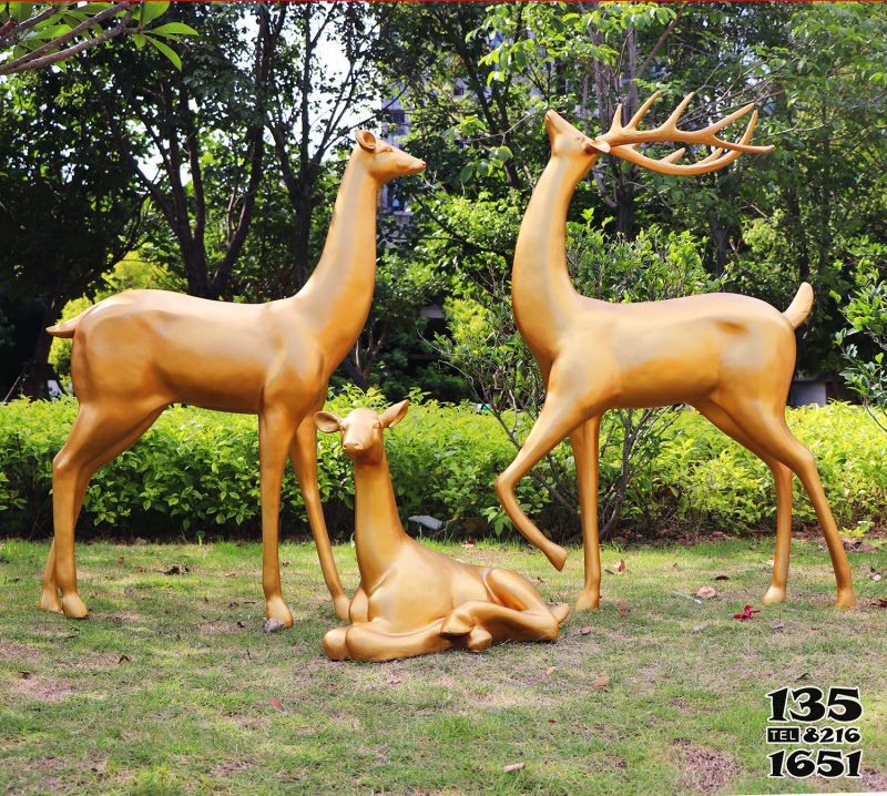 梅花鹿雕塑-玻璃钢仿铜公园仿真动物一家三口梅花鹿雕塑