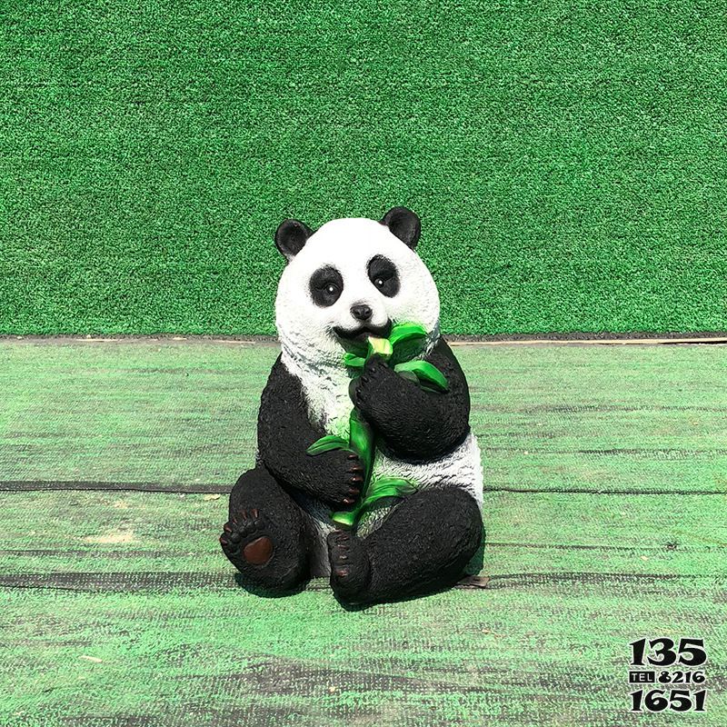 熊猫雕塑-花园广场幼儿园摆放的坐姿吃竹子玻璃钢熊猫雕塑高清图片