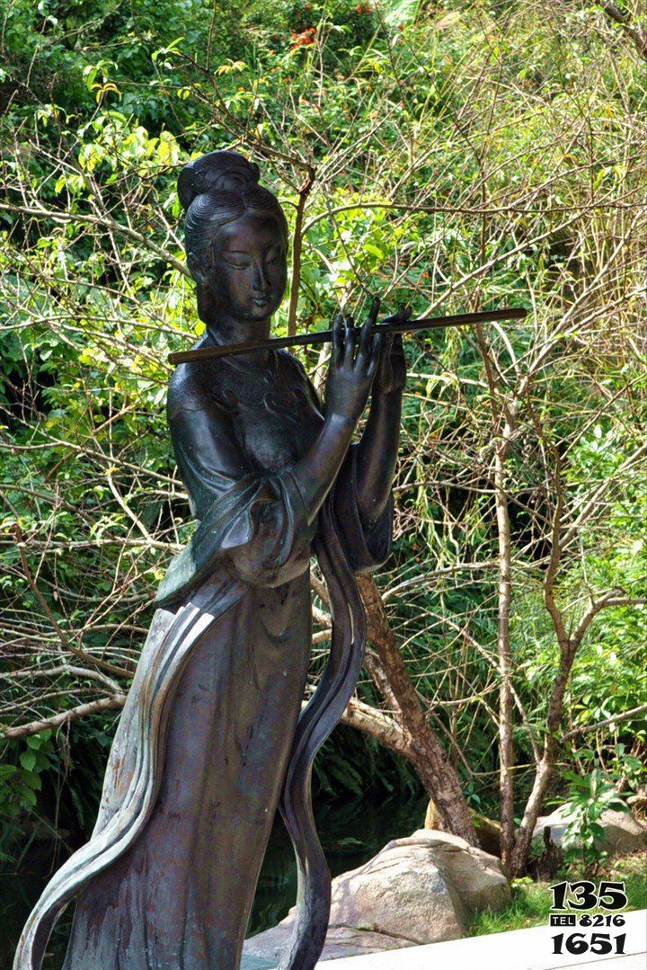 吹奏雕塑-吹笛子的古代美女铜雕吹奏雕塑高清图片
