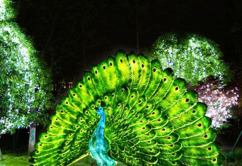 孔雀雕塑-草坪上有一只骄傲的玻璃钢彩绘孔雀雕塑