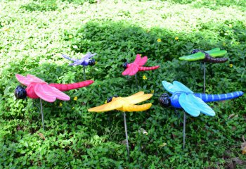 蜻蜓雕塑-小区园林草坪彩色玻璃钢蜻蜓雕塑