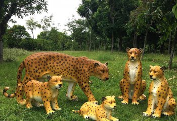 豹子雕塑-草坪彩绘玻璃钢行走中的金钱豹雕塑