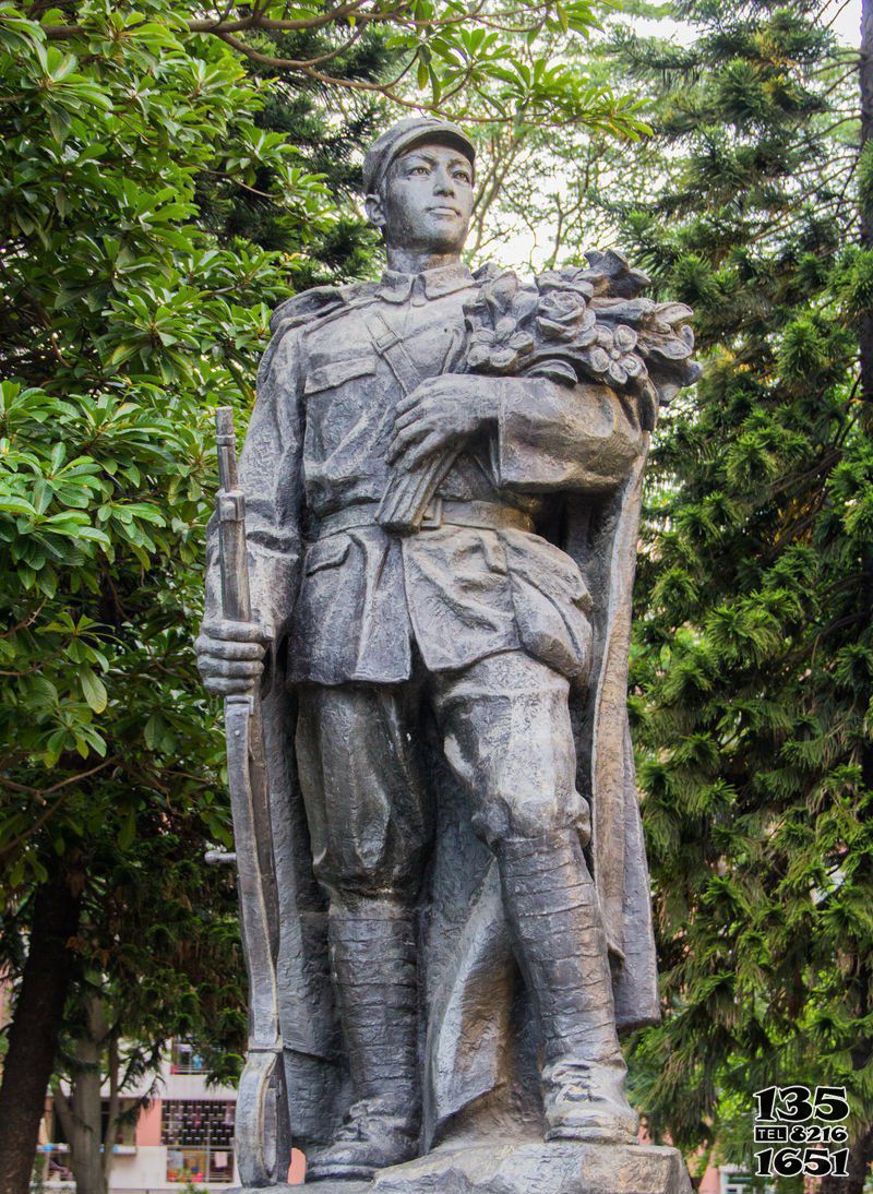 红军雕塑-公园不锈钢仿铜抱着鲜花的红军雕塑高清图片