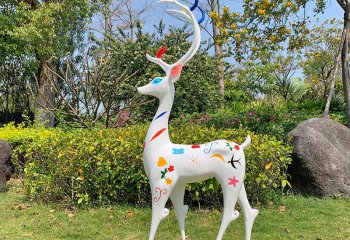 梅花鹿雕塑-户外公园景区一只行走的公鹿玻璃钢彩色梅花鹿雕塑