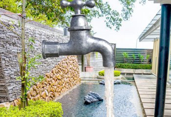 喷泉雕塑-景区别墅大型仿真景观墙面上的不锈钢水龙头喷泉雕塑
