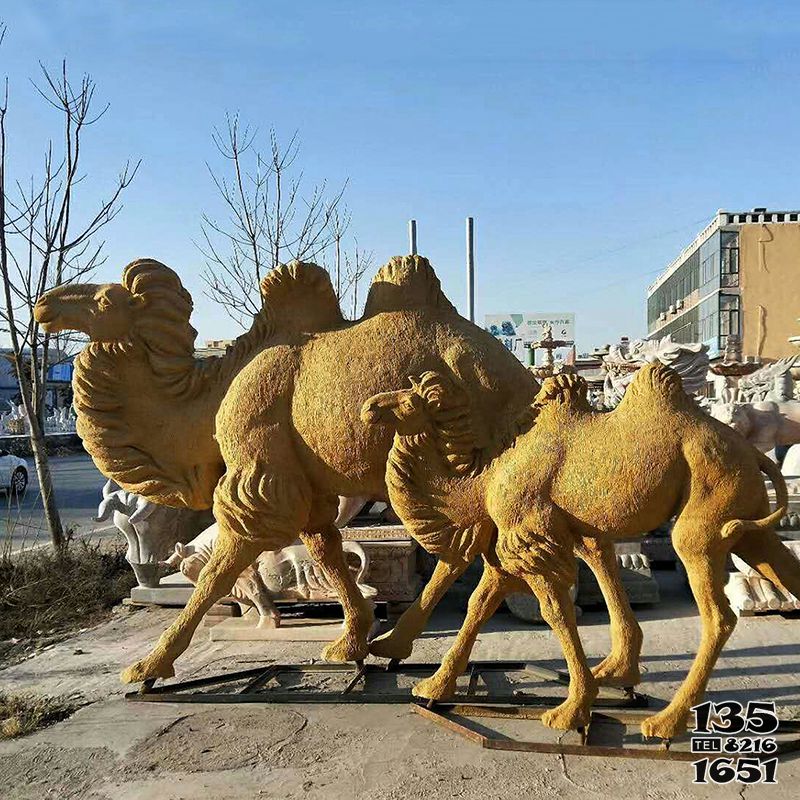 骆驼雕塑-街道边摆放的一大一小的玻璃钢仿真骆驼雕塑