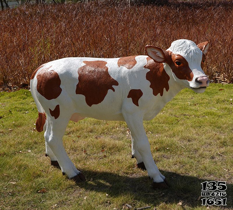 牛雕塑-农场一只棕色玻璃钢仿真牛雕塑高清图片