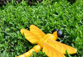 蜻蜓雕塑-观景园林景区黄色卡通玻璃钢蜻蜓雕塑