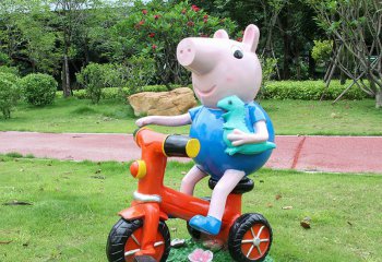 小猪雕塑-幼儿园摆放乔治骑车玻璃钢雕塑