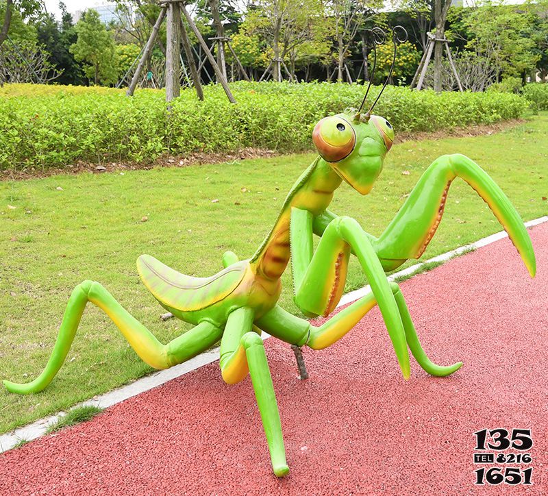 螳螂雕塑-游乐园广场仿真大号螳螂玻璃钢雕塑高清图片
