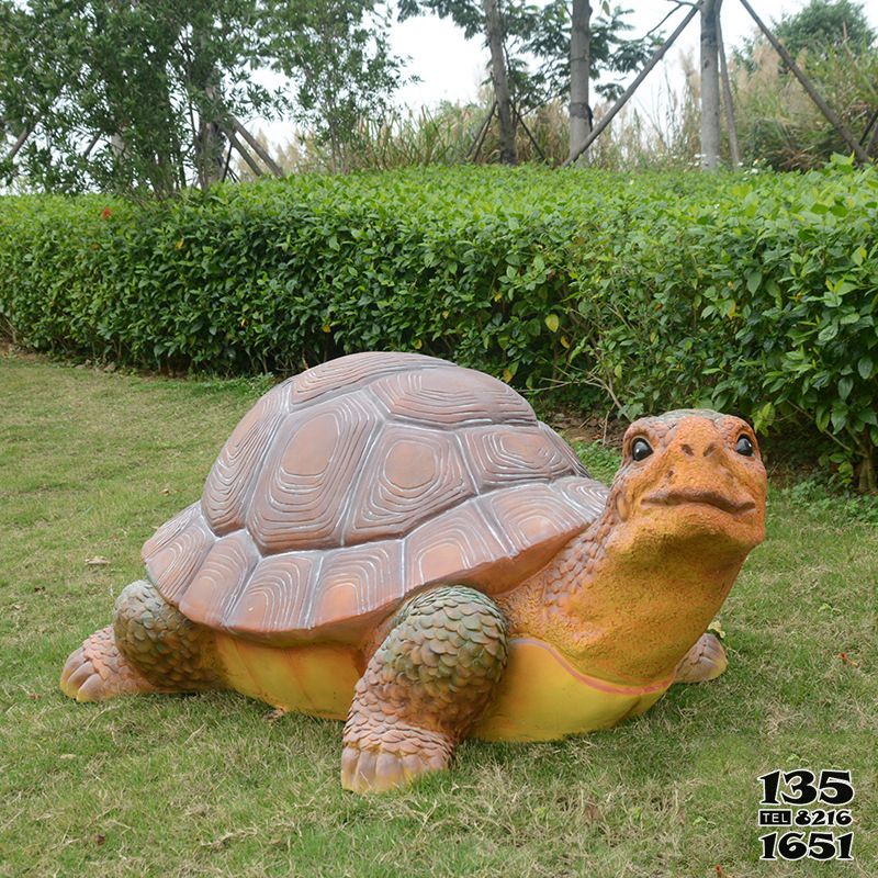 乌龟雕塑-景区草坪玻璃钢仿真动物爬行的乌龟雕塑高清图片