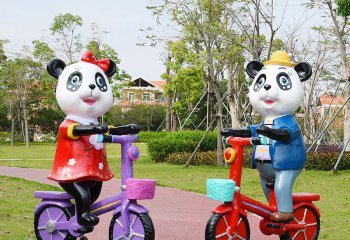 熊猫雕塑-幼儿园卡通奇奇妙妙骑车熊猫玻璃钢雕塑