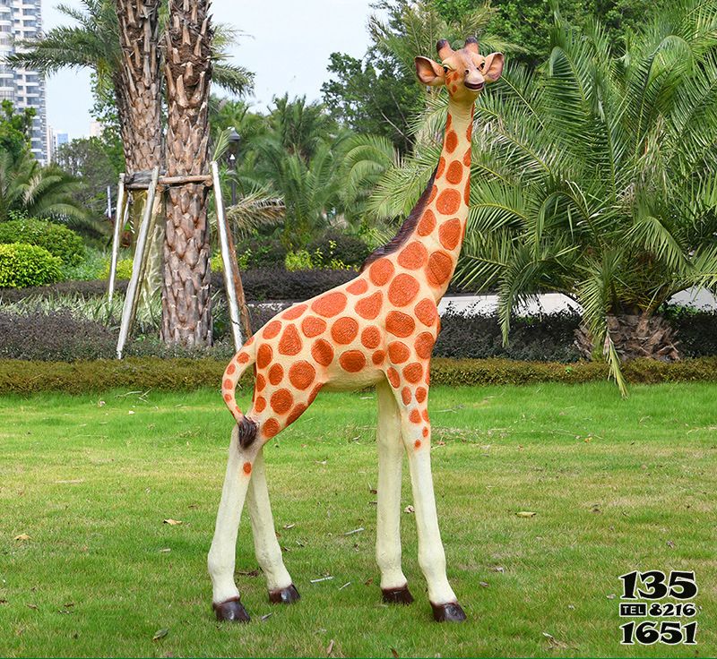 长颈鹿雕塑-公园草坪玻璃钢彩绘大型仿真动物长颈鹿雕塑