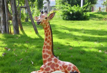 长颈鹿雕塑-玻璃钢彩绘公园草坪卧着的长颈鹿雕塑