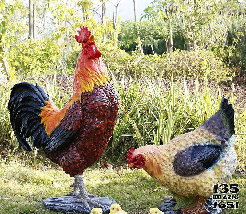 鸡雕塑-草丛里摆放一只公鸡和一只母鸡吃食的玻璃钢彩绘鸡雕塑高清图片