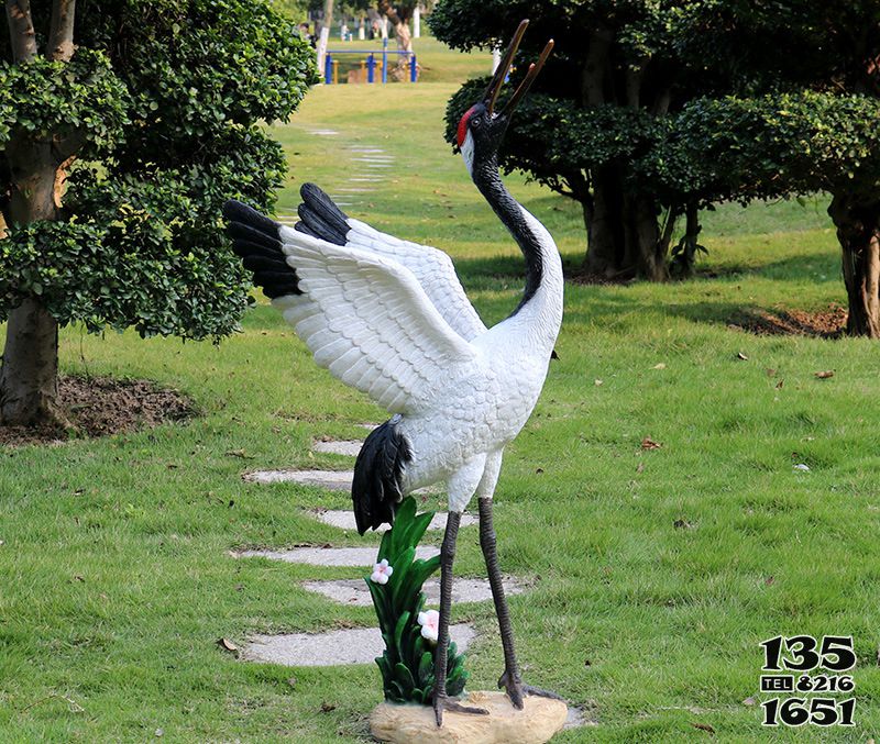 丹顶鹤雕塑-公园草坪展翅的丹顶鹤雕塑高清图片