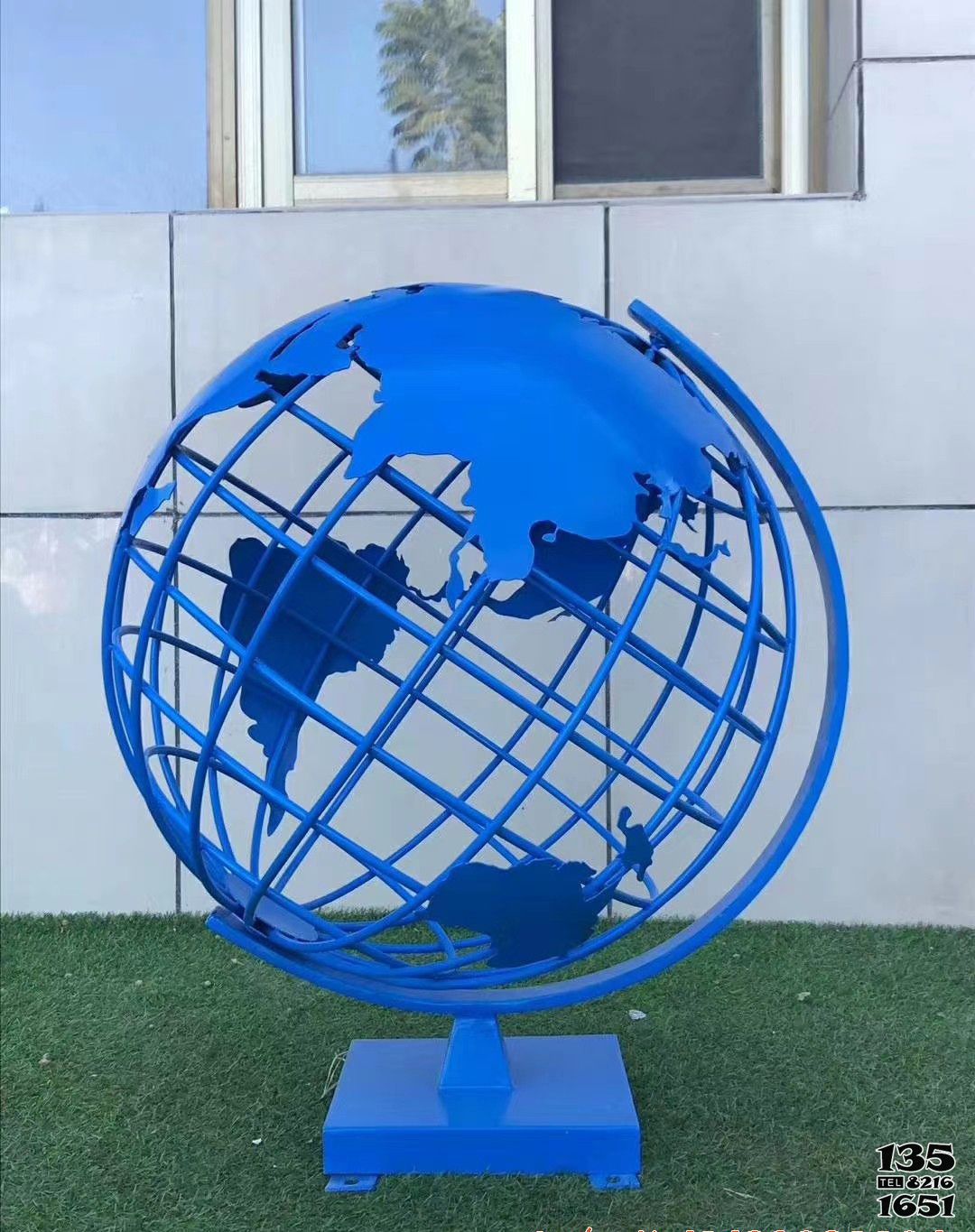 地球仪雕塑-公园室内创意不锈钢镂空蓝色地球仪摆件高清图片