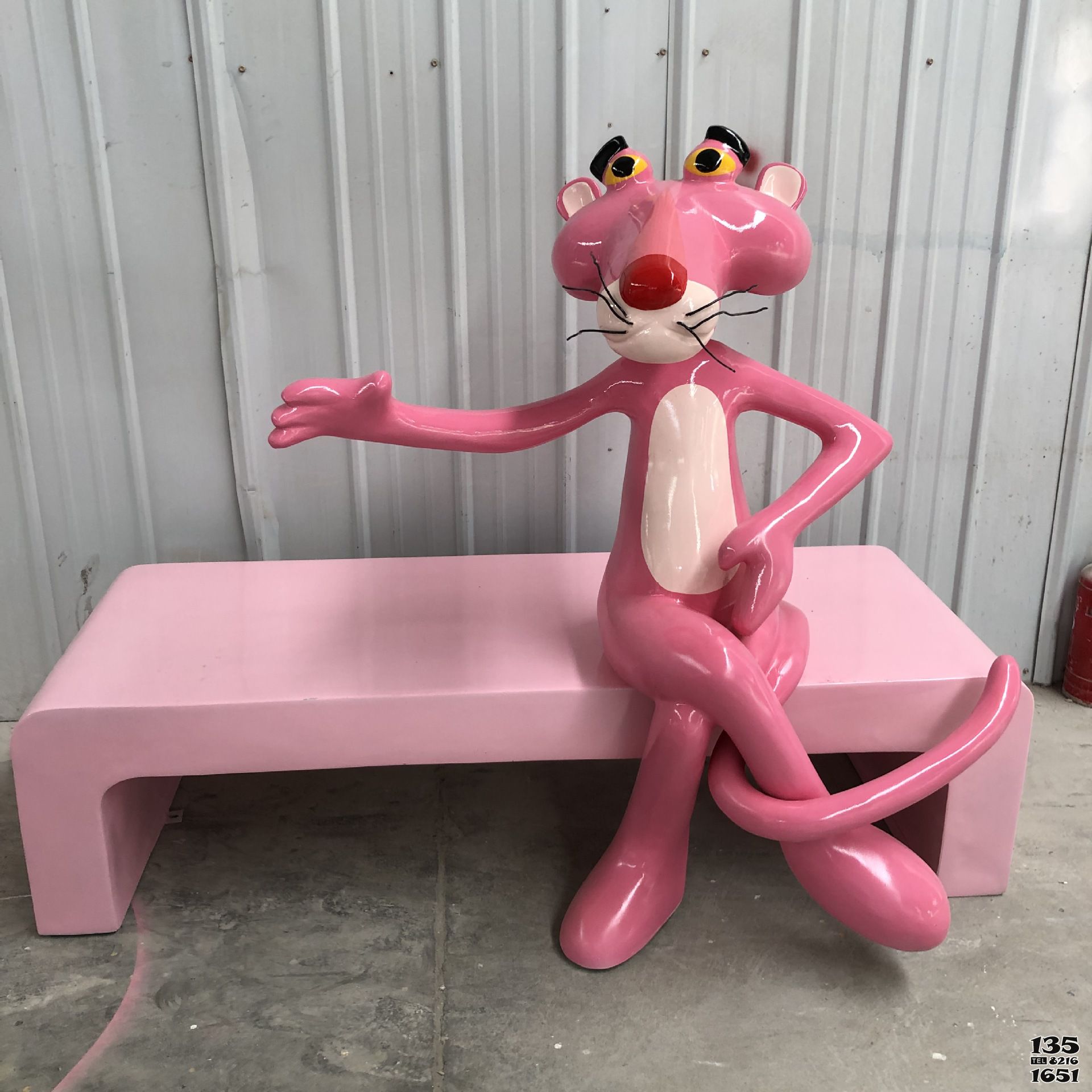 凳子雕塑-商场室内摆放卡通坐姿顽皮粉红豹+长凳高清图片