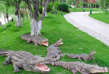 鳄鱼雕塑-公园草地上摆放的一群张着嘴巴的玻璃钢仿真鳄鱼雕塑