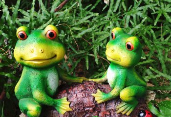 青蛙雕塑-池塘两只正在玩耍的玻璃钢青蛙雕塑