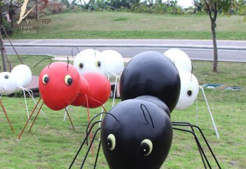 蚂蚁雕塑-儿童校园摆放卡通黑红白蚂蚁群玻璃钢雕塑