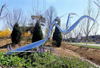 螳螂雕塑-公园花丛里摆放的银色的玻璃钢创意螳螂雕塑