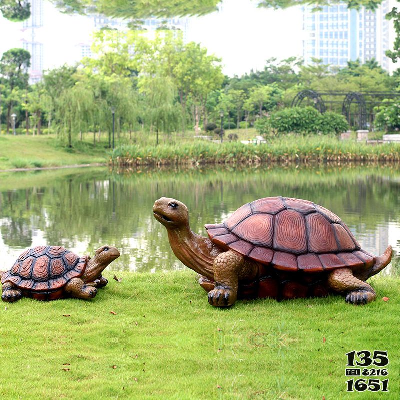 乌龟雕塑-草坪池塘边玻璃钢两只散步的乌龟雕塑高清图片