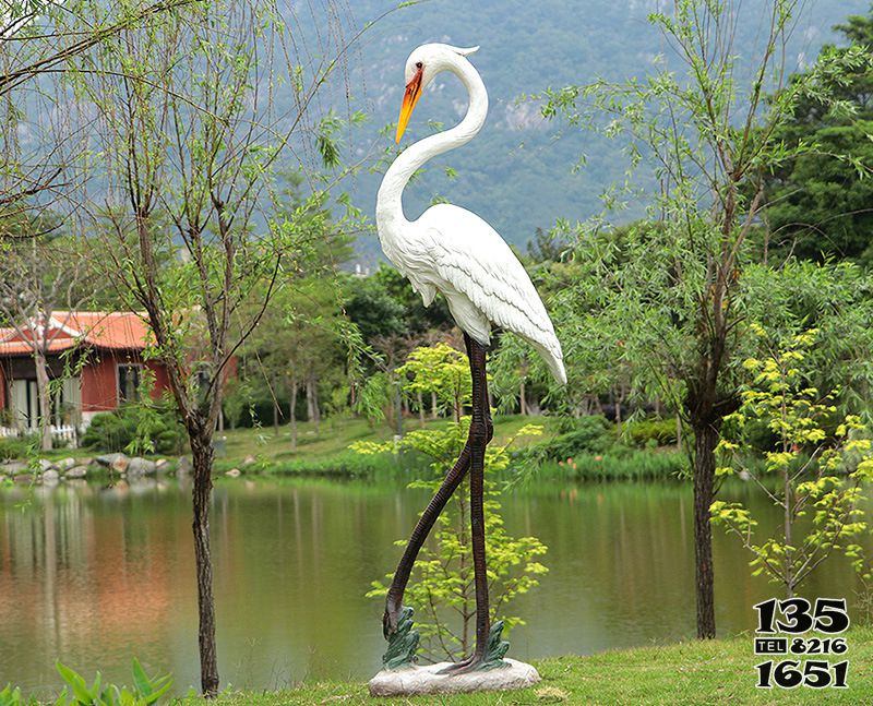 丹顶鹤雕塑-池塘草坪创意大长腿玻璃钢丹顶鹤雕塑高清图片