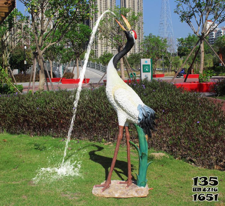 丹顶鹤雕塑-公园创意喷漆玻璃流水的丹顶鹤雕塑高清图片