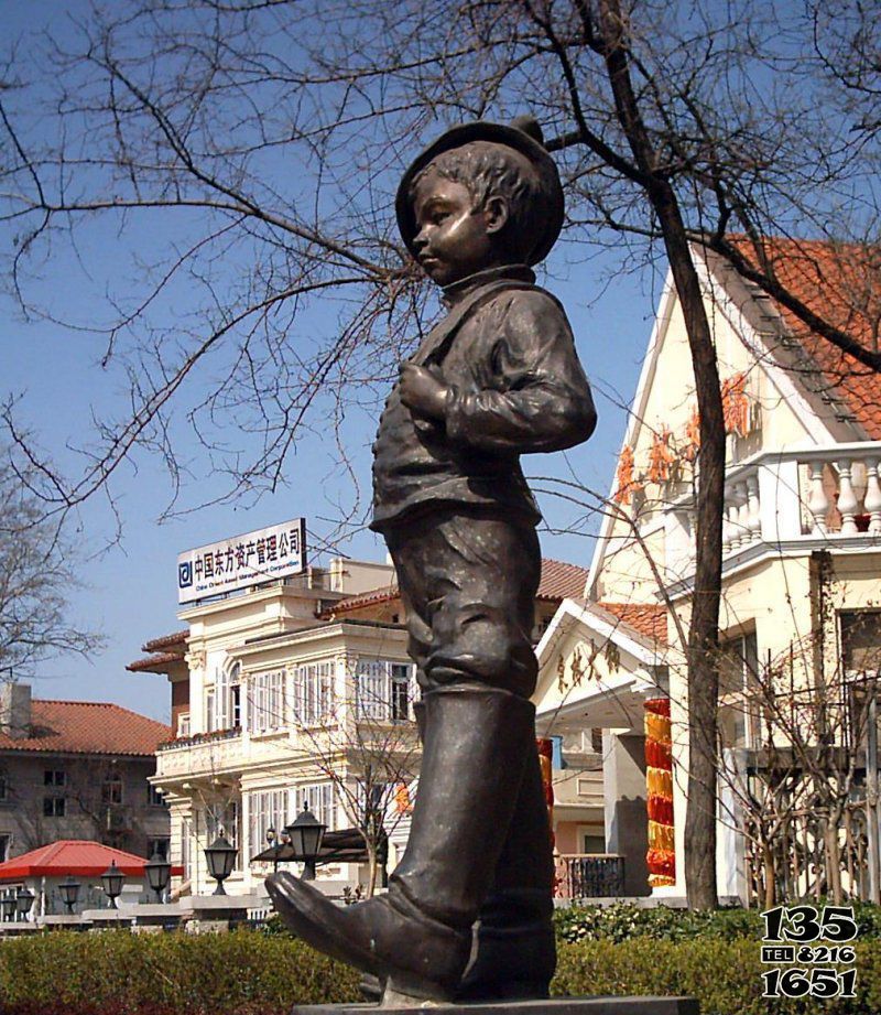 儿童雕塑-街道公园穿靴子的小男孩人物铜雕儿童雕塑高清图片